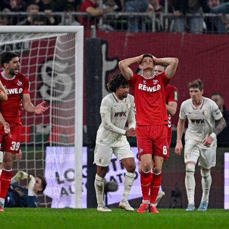 Eric Martel rauft sich die Haare.