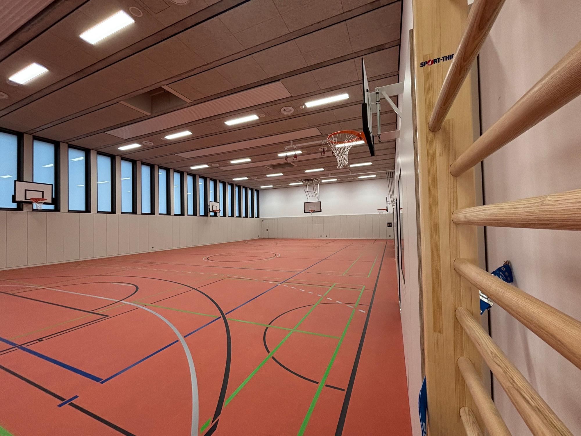 Die neue Mehrzweckhalle neben dem Wiesdorfer Quartierstreff ist fertig.
Die neue Sporthalle nimmt den Platz der abgerissenen Sporthalle ein.
Die Haustechnik