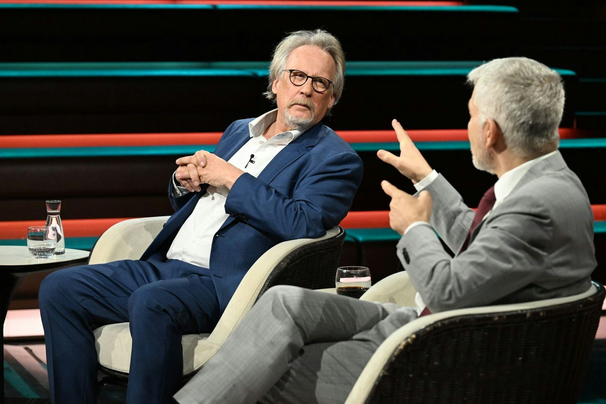 Während Carlo Masala die AfD kritisierte, machte sich Schriftsteller Harald Martenstein (l.) gegen ein Verbotsverfahren der Partei stark. (Bild: ZDF / Markus Hertrich)