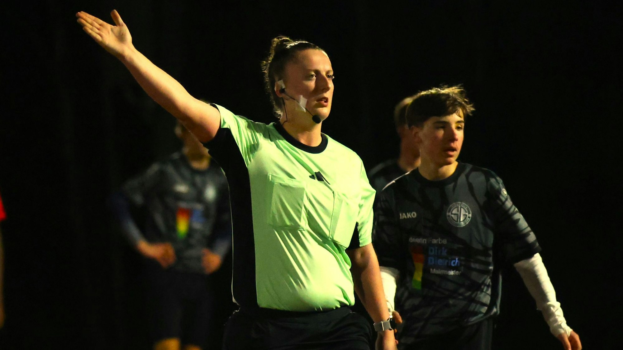 Schiedsrichterin Lisa Reinecke zeigt mit einer Geste eine Entscheidung an.