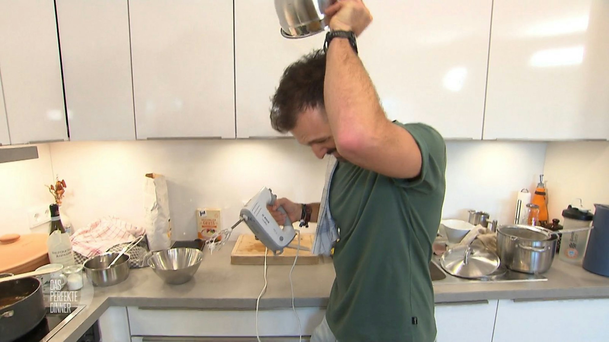 Immer für einen Gag zu haben: Lukas (32) nutzt eine Schüssel als Hut (Bild: RTL)