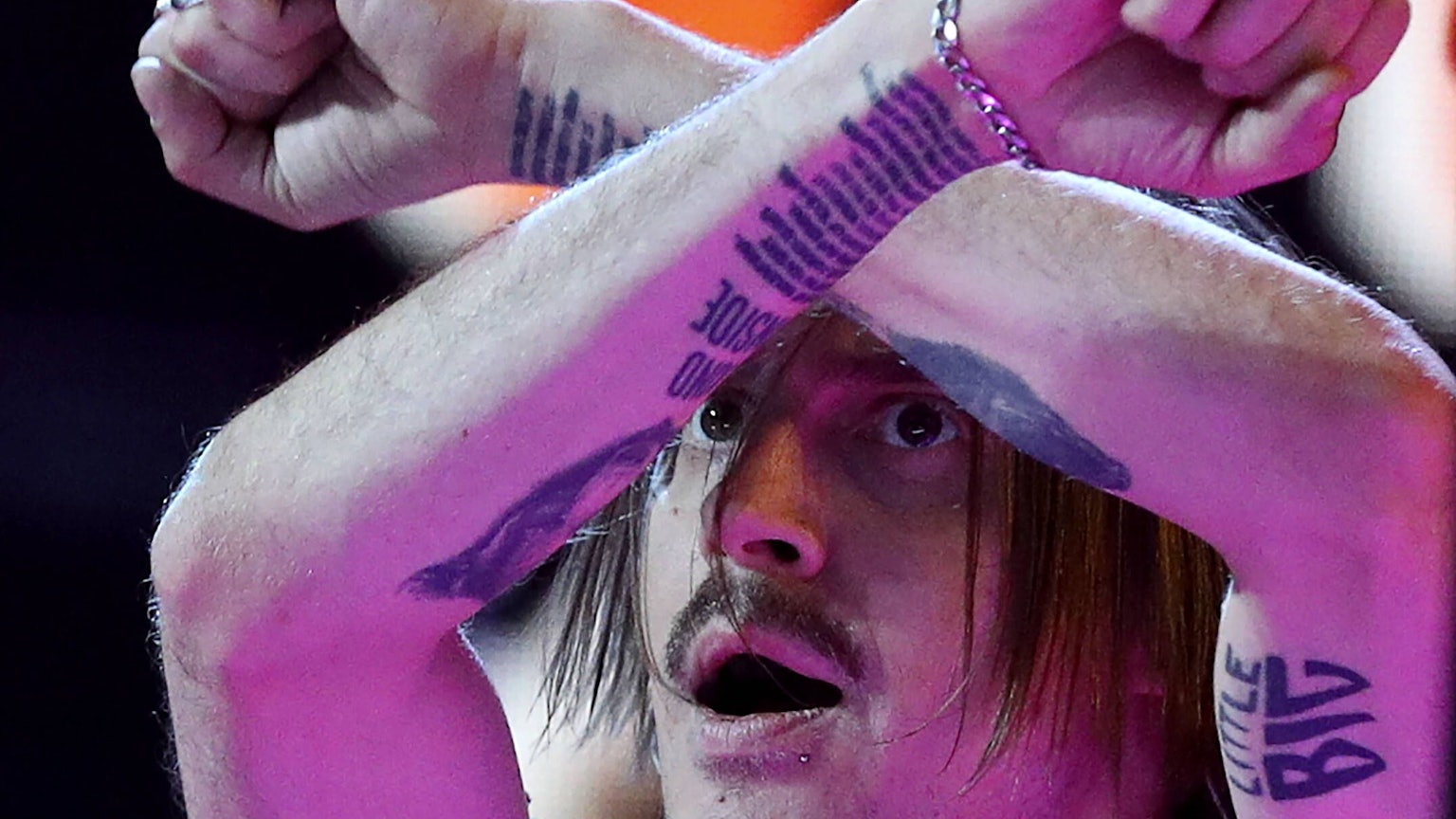 Ilya Prusikin von Little Big auf der Bühne.