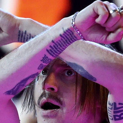 Ilya Prusikin von Little Big auf der Bühne.