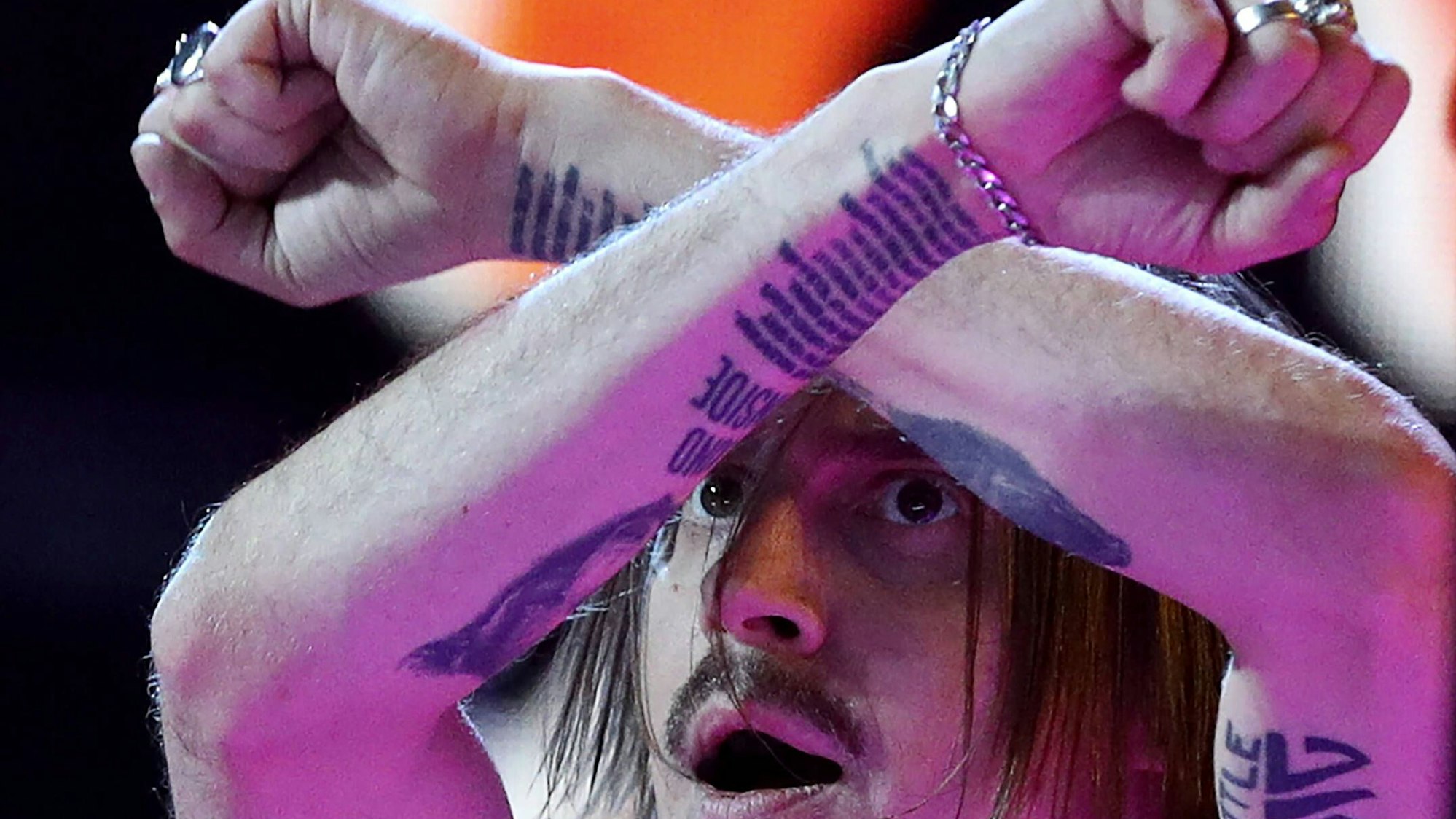 Ilya Prusikin von Little Big auf der Bühne.