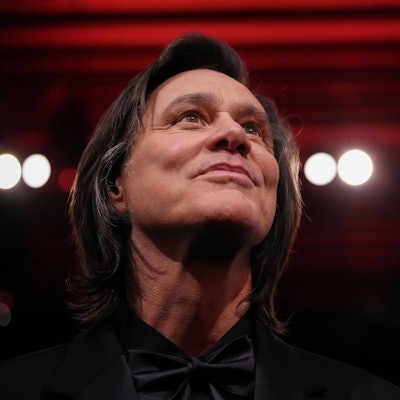 26.02.2026, Frankreich, Paris: Der kanadische Schauspieler Jim Carrey schaut vor der 51. Verleihung der Cesar Awards zu. Foto: Aurelien Morissard/AP/dpa +++ dpa-Bildfunk +++