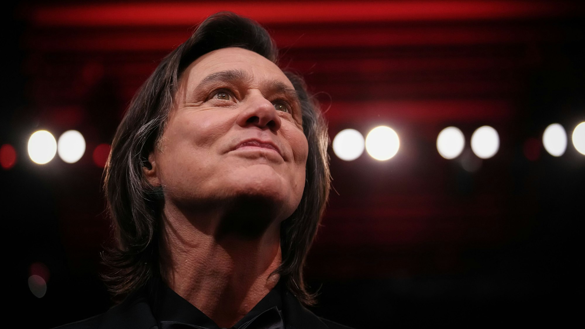 26.02.2026, Frankreich, Paris: Der kanadische Schauspieler Jim Carrey schaut vor der 51. Verleihung der Cesar Awards zu. Foto: Aurelien Morissard/AP/dpa +++ dpa-Bildfunk +++