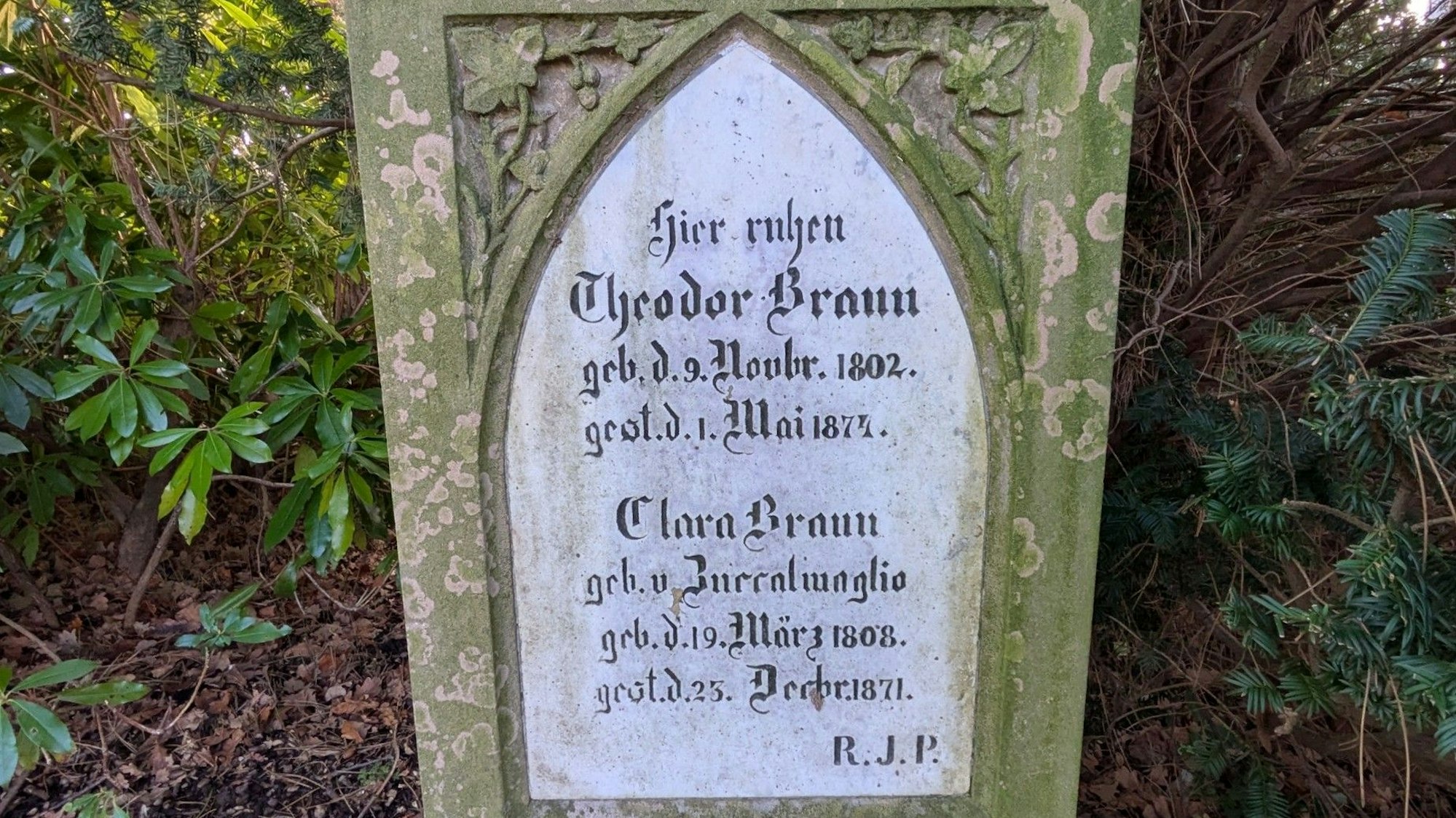 Altes Grabmal auf dem Friedhof Lützenkirchen