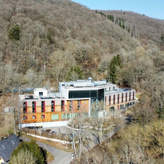 Die Jugendherberge Gemünd Vogelsang in Gemünd (Drohnenaufnahme).