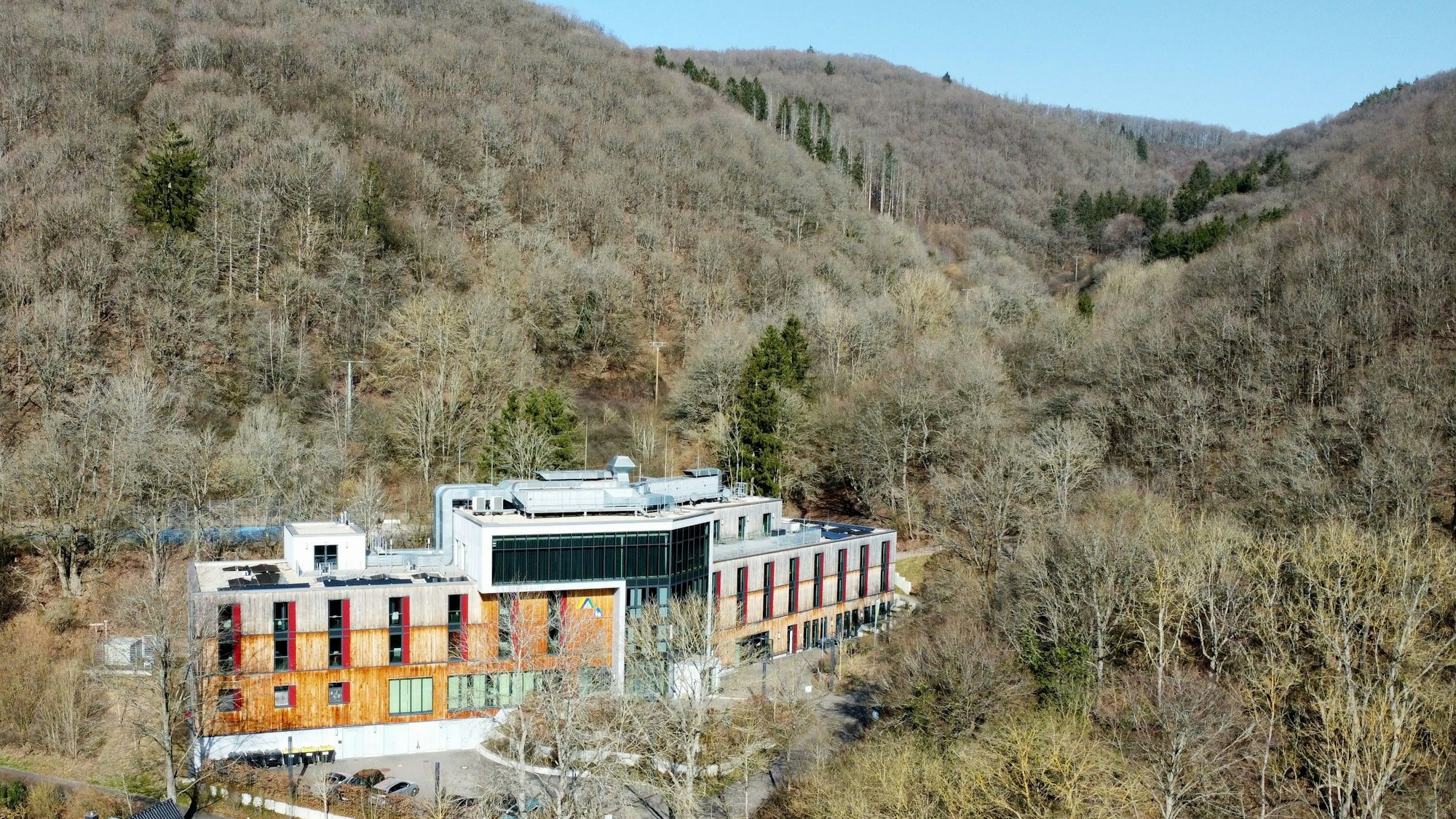 Die Jugendherberge Gemünd Vogelsang in Gemünd (Drohnenaufnahme).