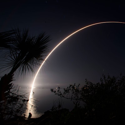 February 21, 2026, Cape Canaveral, Florida, USA: A SpaceX Falcon 9 rocket carrying 28 Starlink satellites, lifts off from Space Launch Complex-40 at Cape Canaveral Space Force Station, Florida, at 10:47 p.m. EST on Feb. 21, 2026. Cape Canaveral USA PUBLICATIONxINxGERxSUIxAUTxONLY - ZUMAb268 20260221_znp_b268_001 Copyright: xJenniferxBriggsx