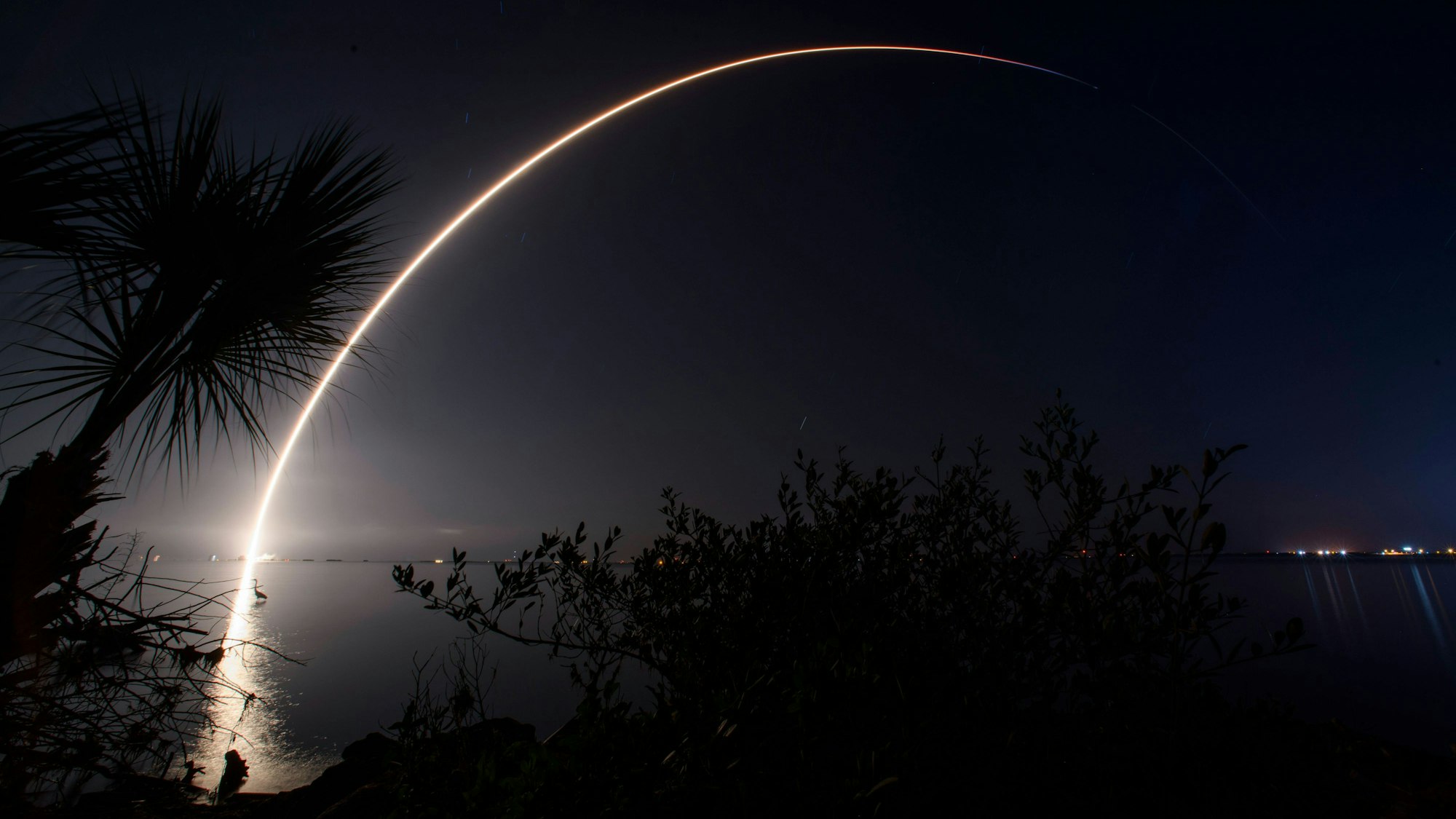 February 21, 2026, Cape Canaveral, Florida, USA: A SpaceX Falcon 9 rocket carrying 28 Starlink satellites, lifts off from Space Launch Complex-40 at Cape Canaveral Space Force Station, Florida, at 10:47 p.m. EST on Feb. 21, 2026. Cape Canaveral USA PUBLICATIONxINxGERxSUIxAUTxONLY - ZUMAb268 20260221_znp_b268_001 Copyright: xJenniferxBriggsx