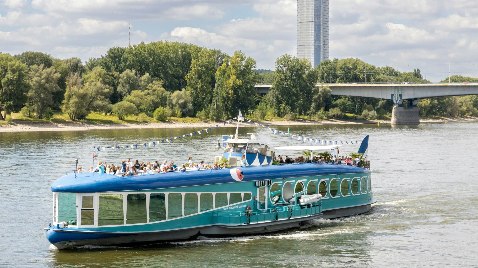 Die MS Moby Dick auf dem Rhein.