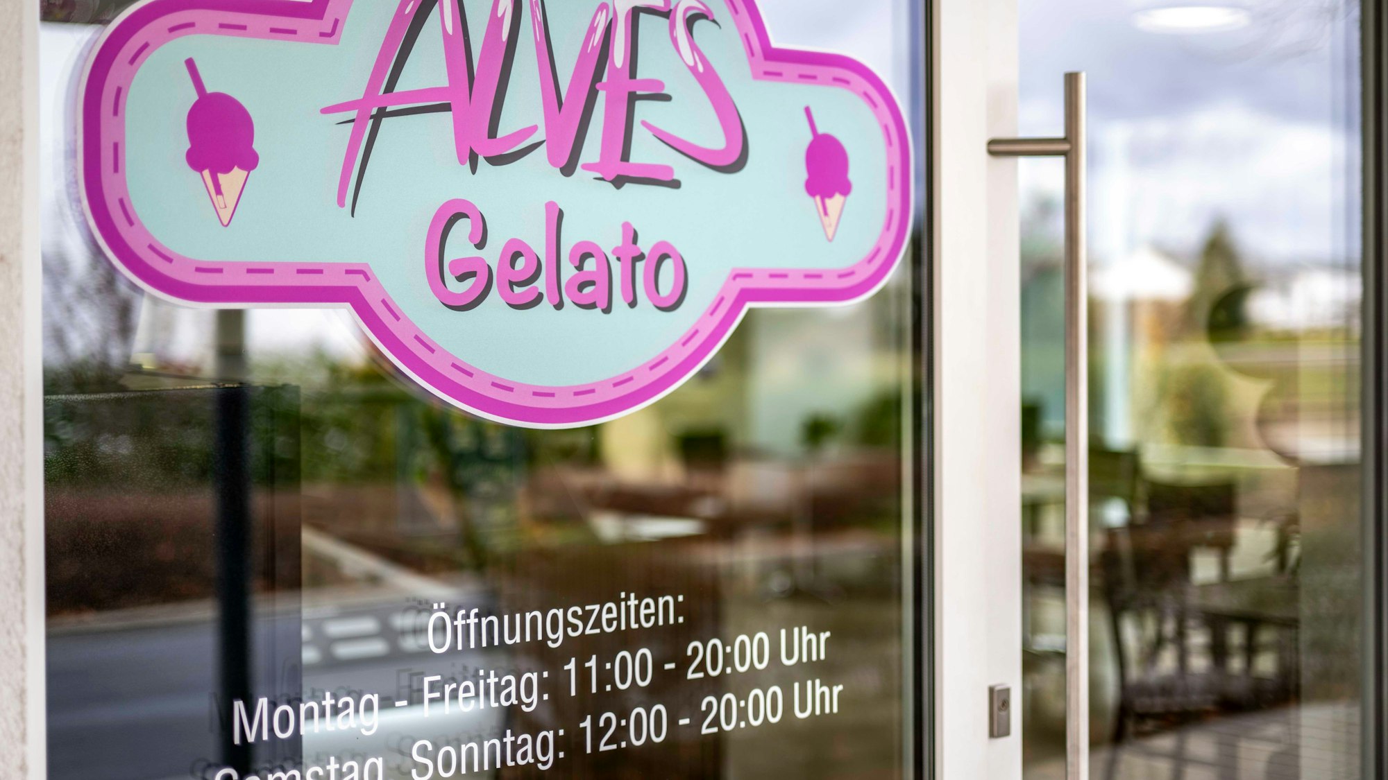 Das Bild zeigt die Eingangstür zum Eiscafé am Campus in Flamersheim.