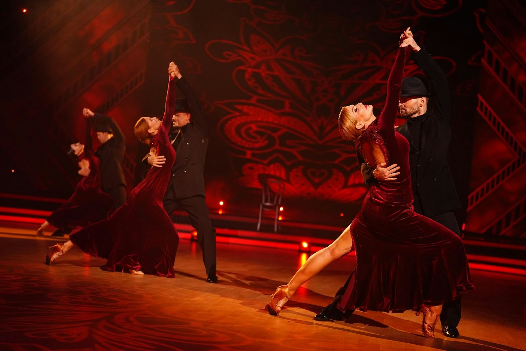Volle Chica-Power! Beim feurigen Tango zu Debelah Morgans „Dance With Me“ überzeugten vor allem TV-Moderatorin Sonya Kraus und Schauspielerin Esther Schweins. Auch mit dabei: Influencerin Bianca „Bibi“ Heinicke. (Bild: RTL / Stefan Gregorowius)