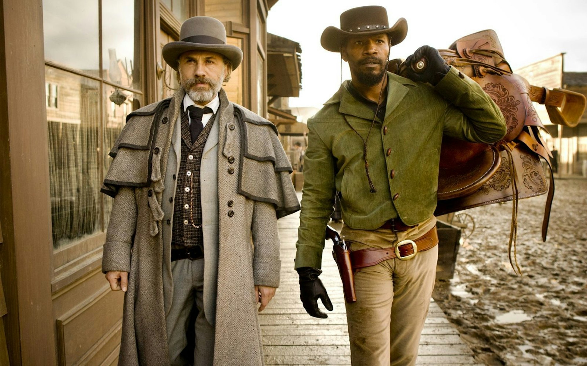 Christoph Waltz (links) spielt den Kopfgeldjäger Dr. King Schultz, der den Sklave Django (Jamie Foxx) befreit, mit unvergesslicher Brillanz. (Bild: 2012 Columbia Pictures Industries, Inc. All Rights Reserved.)