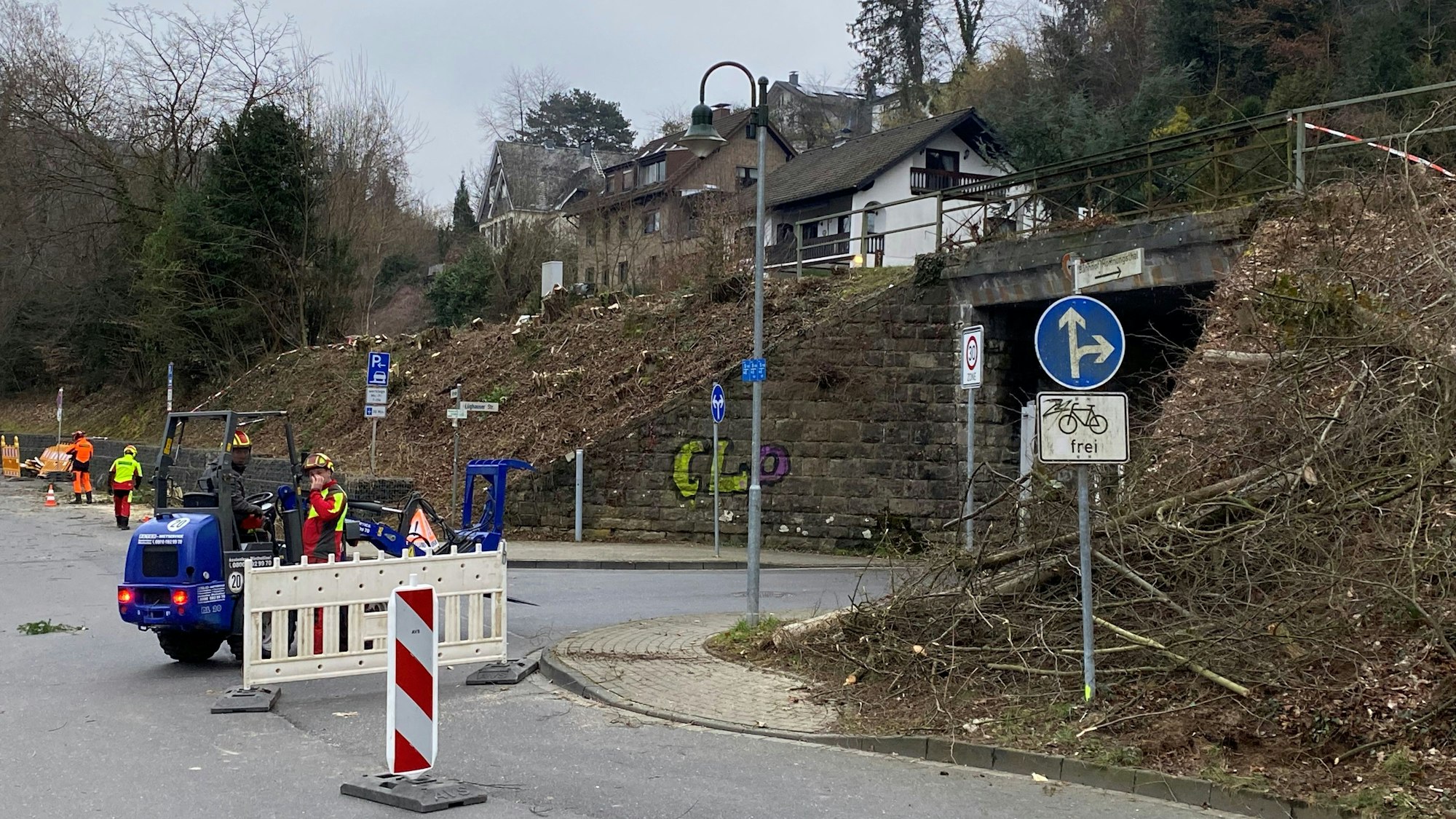An Karnevalssamstag 2026 wurde die Fläche rund um die Bahn-Unterführung Lüghauser Straße am Bahnhof Hoffnungsthal gerodet.