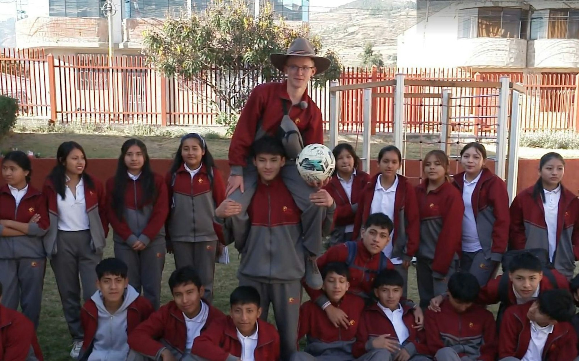 Abschied von seiner peruanischen Klasse: Lucas geht mit einem lachenden und einem weinenden Auge. (Bild: VOX)