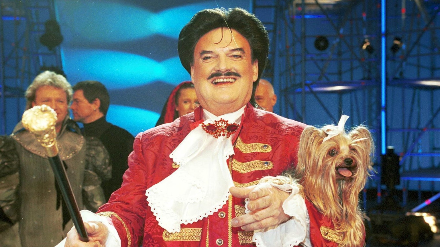 Auch auf der ESC-Bühne durfte Yorkshire-Terrier-Hündin Daisy nicht fehlen: Modeschöpfer Rudolph Moshammer trat 2001 beim deutschen Vorentschied an. (Bild: Peter Bischoff/Getty Images)