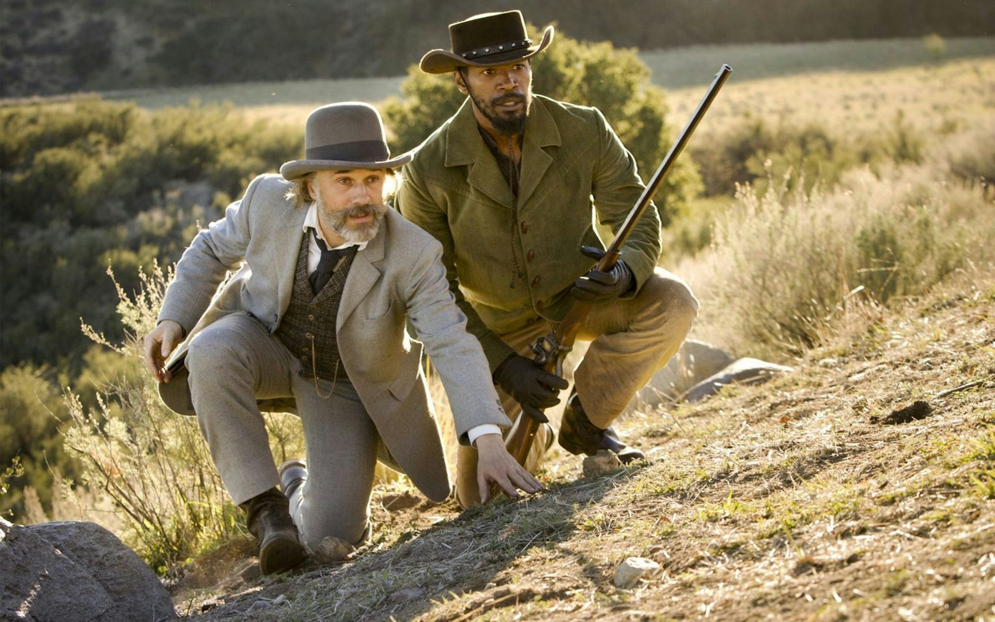 Dr. King Schultz (Christoph Waltz, links) führt in „Django Unchained“ einen ehemaligen Sklaven (Jamie Foxx) in die Kunst des Kopfgeldjagens ein. (Bild: 2012 Columbia Pictures Industries, Inc. All Rights Reserved.)