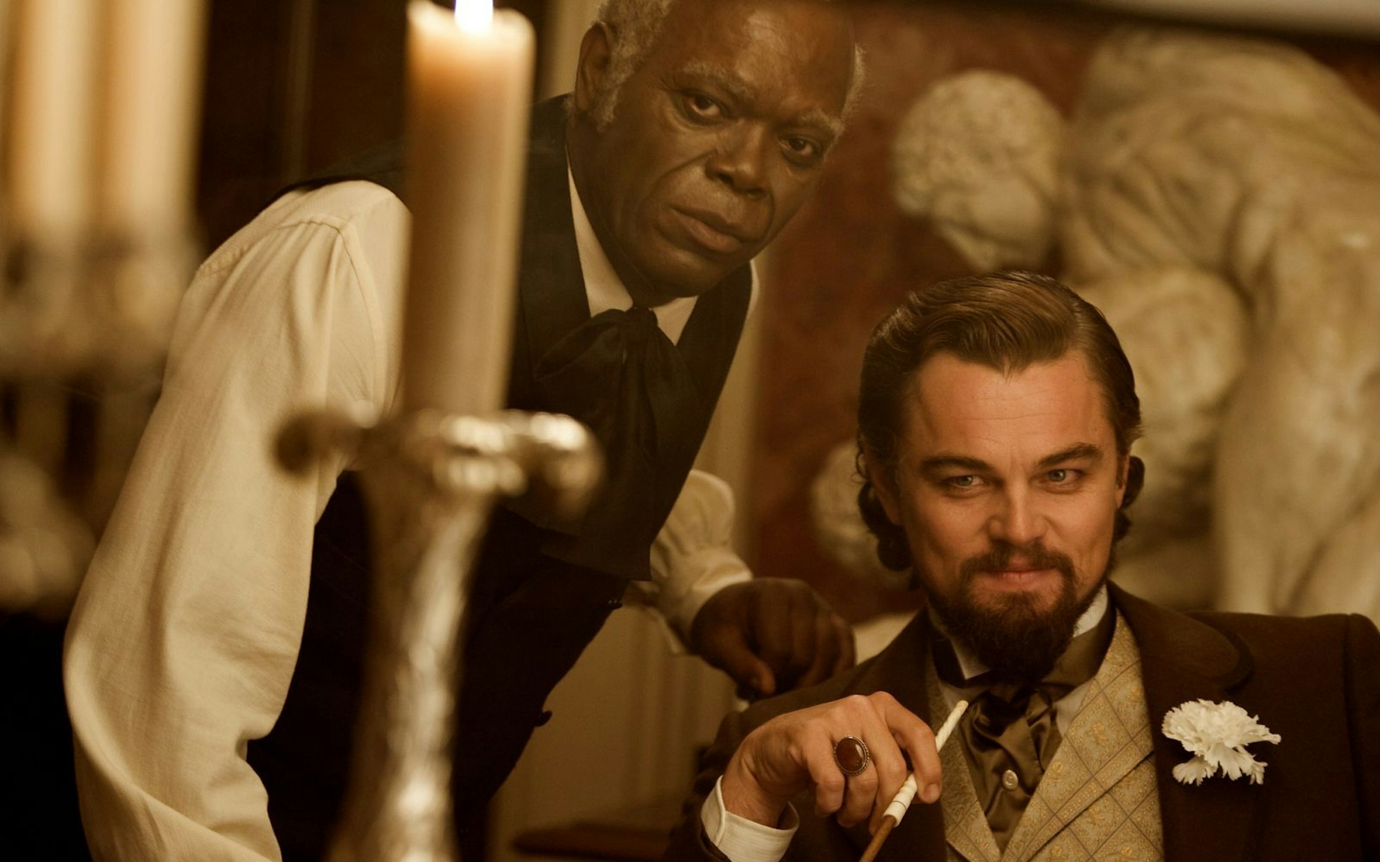 „Haussklave“ Stephen (Samuel L. Jackson, links) steht bedingungslos Loyal zu Plantagenbesitzer Calvin Candie (Leonardo DiCaprio). (Bild: 2012 Columbia Pictures Industries, Inc. All Rights Reserved.)