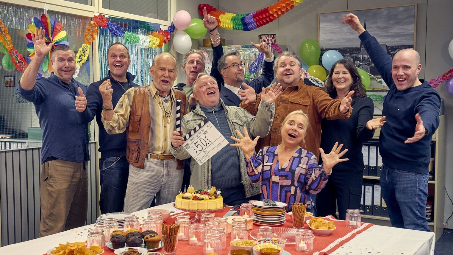 Im Jubiläumsfall aus Münster feiert auch „Tatort“-Kommissar Frank Thiel (vorne links) einen Meilenstein. Dabei holt ihn jedoch die Vergangenheit ein. (Bild: WDR/Frank Dicks)