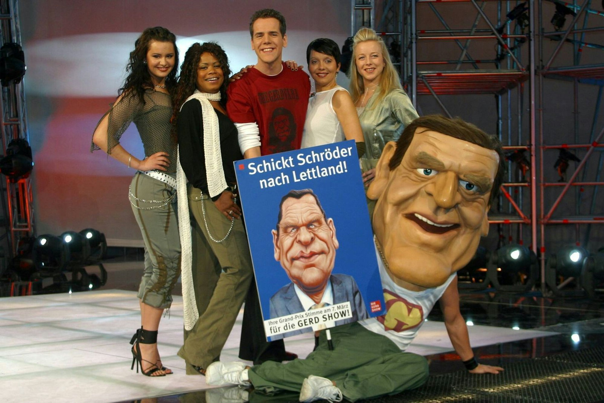 Stimmenimitator Elmar Brandt (Bild, Mitte) trat mit seinem Projekt Die Gerd Show 2004 bei der nationalen Vorausscheidung an. (Bild: IMAGO / Sven Simon)