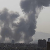 Das Foto vom 28. Februar 2026 zeigt Rauchwolken über der iranischen Hauptstadt Teheran.