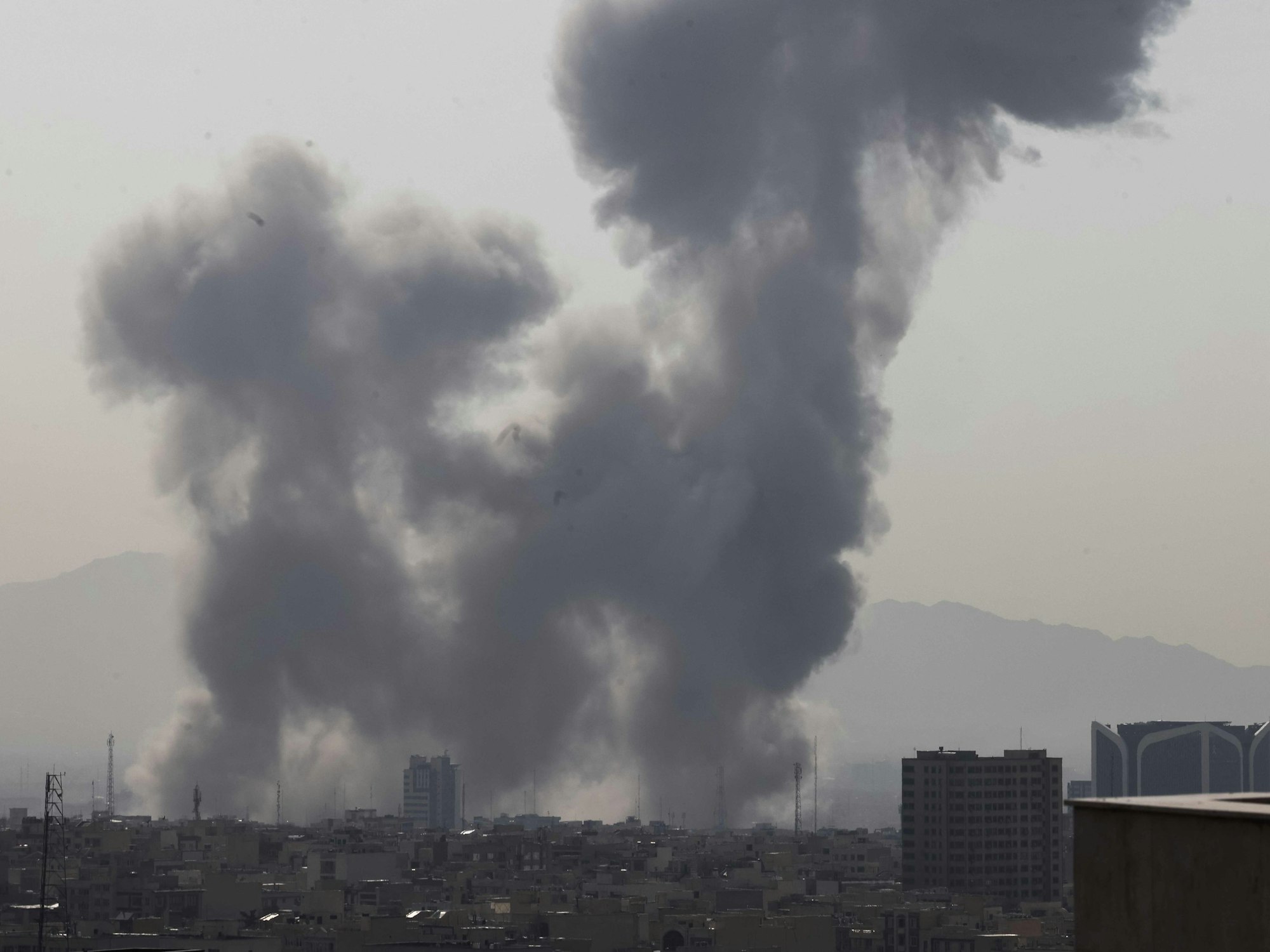 Das Foto vom 28. Februar 2026 zeigt Rauchwolken über der iranischen Hauptstadt Teheran.
