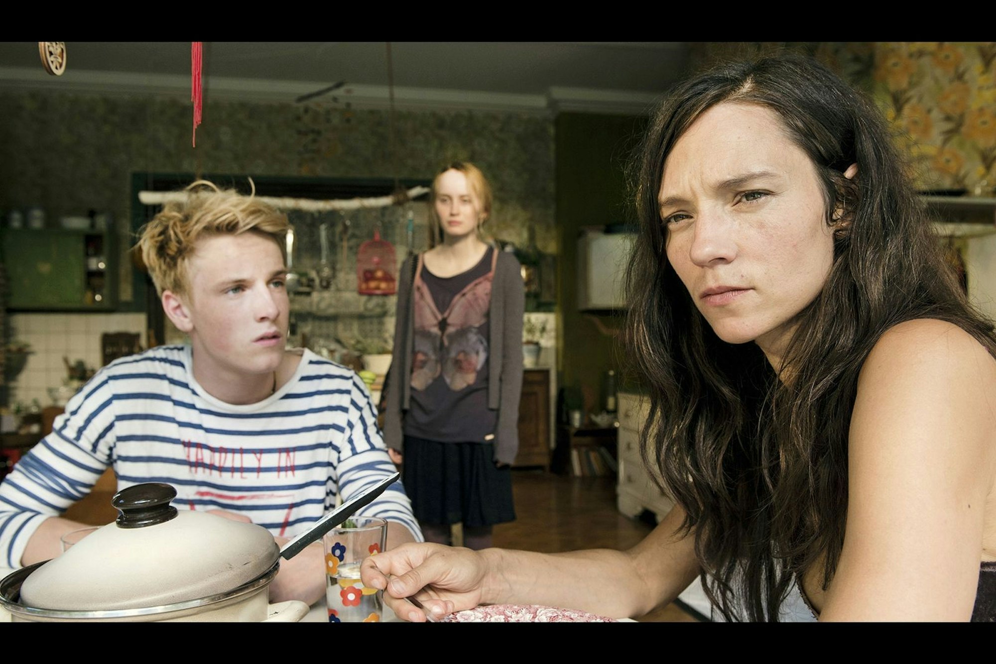 Phil (Louis Hofmann) hat häufig Schwierigkeiten mit seiner Schwester Dianne (Ada Philine Stappenbeck, Mitte) und seiner Mutter Glass (Sabine Timoteo). (Bild: ZDF/ORF/Prisma Film/Martin Valentin Menke)