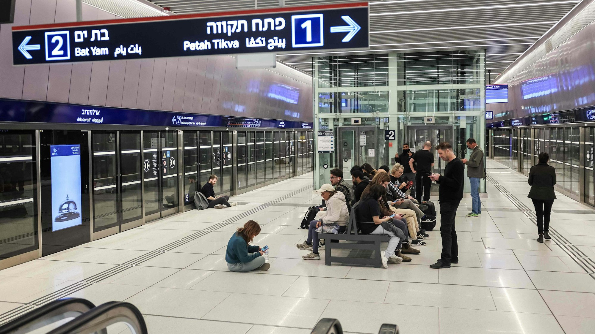 Menschen bringen sich in Tel Aviv in Sicherheit und flüchten in die U-Bahn-Stationen.