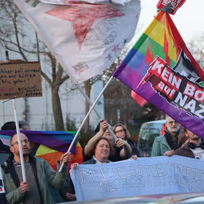 Zu sehen sind Demonstranten mit bunten Bannern.