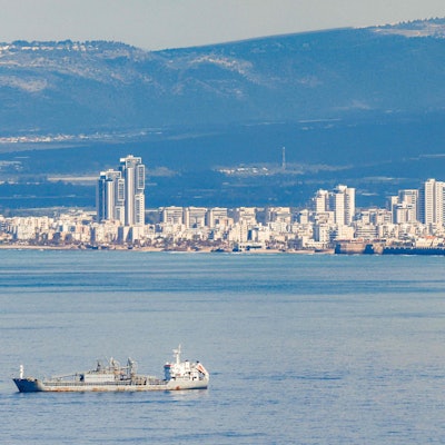 Über der Bucht von Haifa explodiert am 28. Februar ein anfliegendes Geschoss. Der Iran hatte nach US- und israelischen Angriffen Raketen auf Israel abgefeuert.