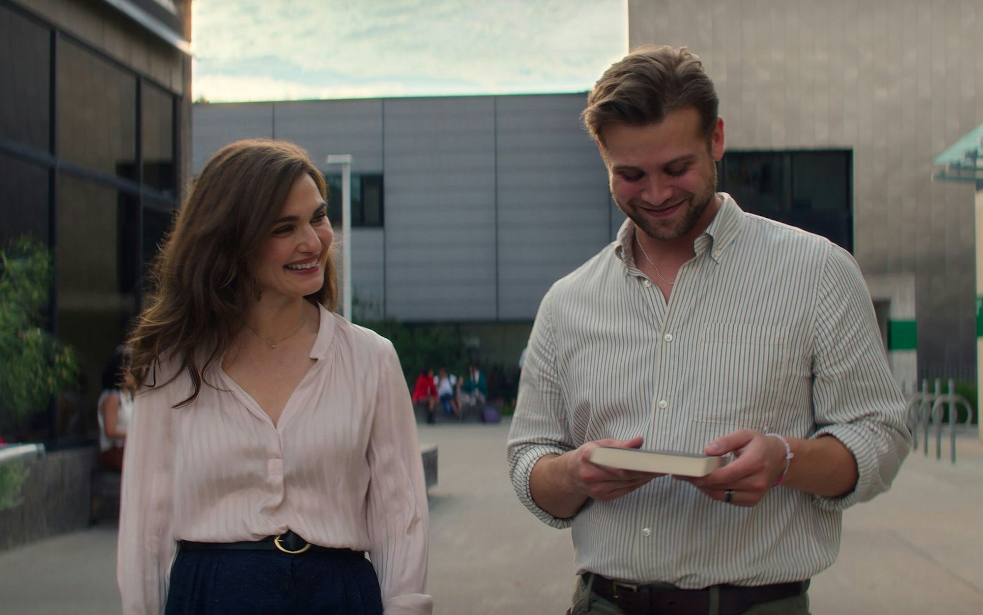 Eine Universitätsprofessorin (Oscar-Preisträgerin Rachel Weisz) beginnt eine Affäre mit ihrem deutlich jüngeren Kollegen Vladimir (Leo Woodall). (Bild: Netflix)