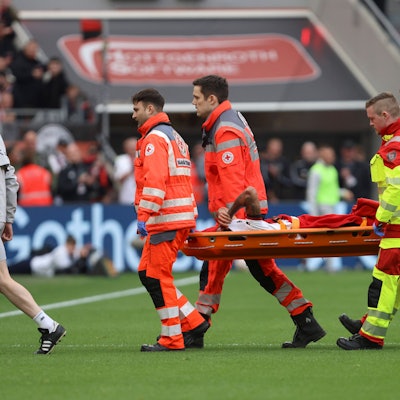 Arthur Bayer 04 Leverkusen wird verletzt abtransportiert waehrend des Spiels der Bundesliga zwischen Bayer 04 Leverkusen und 1. FSV Mainz 05, BayArena am 28. February 2026 in Leverkusen, Deutschland. Foto von Oliver Kaelke/DeFodi Images Arthur Bayer 04 Leverkusen is taken away injured during the Bundesliga match between Bayer 04 Leverkusen and 1. FSV Mainz 05 at BayArena on February 28, 2026 in Leverkusen, Germany. Photo by Oliver Kaelke/DeFodi Images DFL regulations prohibit any use of photographs as image sequences and/or quasi-video. Photo by Oliver Kaelke/DeFodi Images - *** Arthur Bayer 04 Leverkusen is taken away injured during the Bundesliga match between Bayer 04 Leverkusen and 1 FSV Mainz 05, BayArena on February 28, 2026 in Leverkusen, Germany Photo by Oliver Kaelke DeFodi Images Arthur Bayer 04 Leverkusen is taken away injured during the Bundesliga match between Bayer 04 Leverkusen and 1 FSV Mainz 05 at BayArena on February 28, 2026 in Leverkusen, Germany Photo by Oliver Kaelke DeFodi Images DFL regulations prohibit any use of photographs as image sequences and or quasi video Photo by Oliver Kaelke DeFodi Images