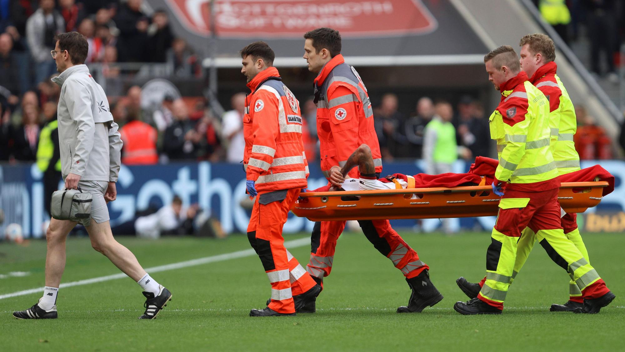 Arthur Bayer 04 Leverkusen wird verletzt abtransportiert waehrend des Spiels der Bundesliga zwischen Bayer 04 Leverkusen und 1. FSV Mainz 05, BayArena am 28. February 2026 in Leverkusen, Deutschland. Foto von Oliver Kaelke/DeFodi Images Arthur Bayer 04 Leverkusen is taken away injured during the Bundesliga match between Bayer 04 Leverkusen and 1. FSV Mainz 05 at BayArena on February 28, 2026 in Leverkusen, Germany. Photo by Oliver Kaelke/DeFodi Images DFL regulations prohibit any use of photographs as image sequences and/or quasi-video. Photo by Oliver Kaelke/DeFodi Images - *** Arthur Bayer 04 Leverkusen is taken away injured during the Bundesliga match between Bayer 04 Leverkusen and 1 FSV Mainz 05, BayArena on February 28, 2026 in Leverkusen, Germany Photo by Oliver Kaelke DeFodi Images Arthur Bayer 04 Leverkusen is taken away injured during the Bundesliga match between Bayer 04 Leverkusen and 1 FSV Mainz 05 at BayArena on February 28, 2026 in Leverkusen, Germany Photo by Oliver Kaelke DeFodi Images DFL regulations prohibit any use of photographs as image sequences and or quasi video Photo by Oliver Kaelke DeFodi Images
