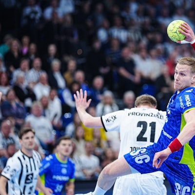 Ellidi Vidarsson hat sich durchgesetzt und wirft aufs Kieler Tor.