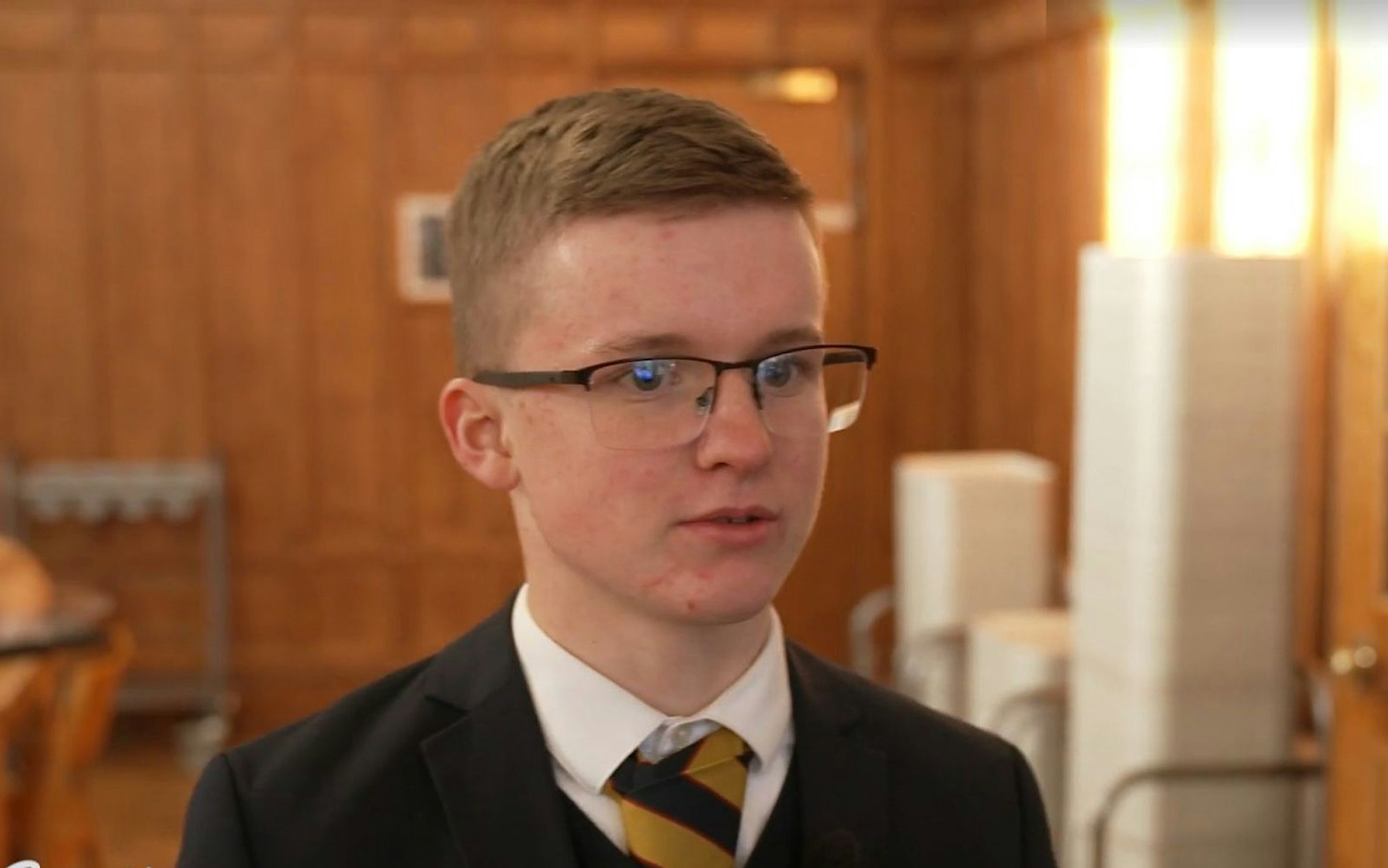 Lucas lebt sich nur langsam in England ein. (Bild: VOX)