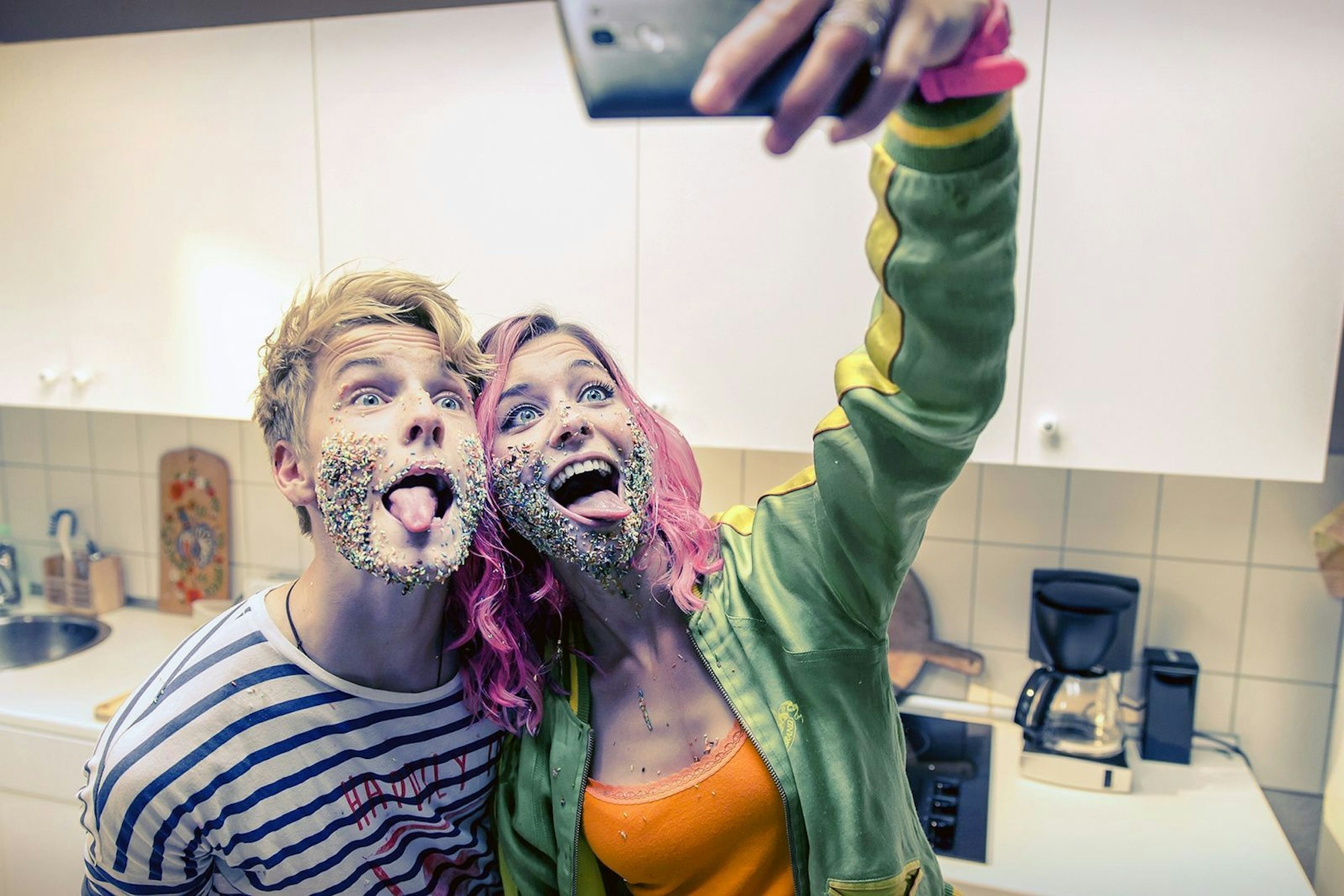 Phil (Louis Hofmann) und seine beste Freundin Kat (Svenja Jung) haben immer viel Spaß miteinander. (Bild: ZDF/ORF/Prisma Film/Tom Trambow)