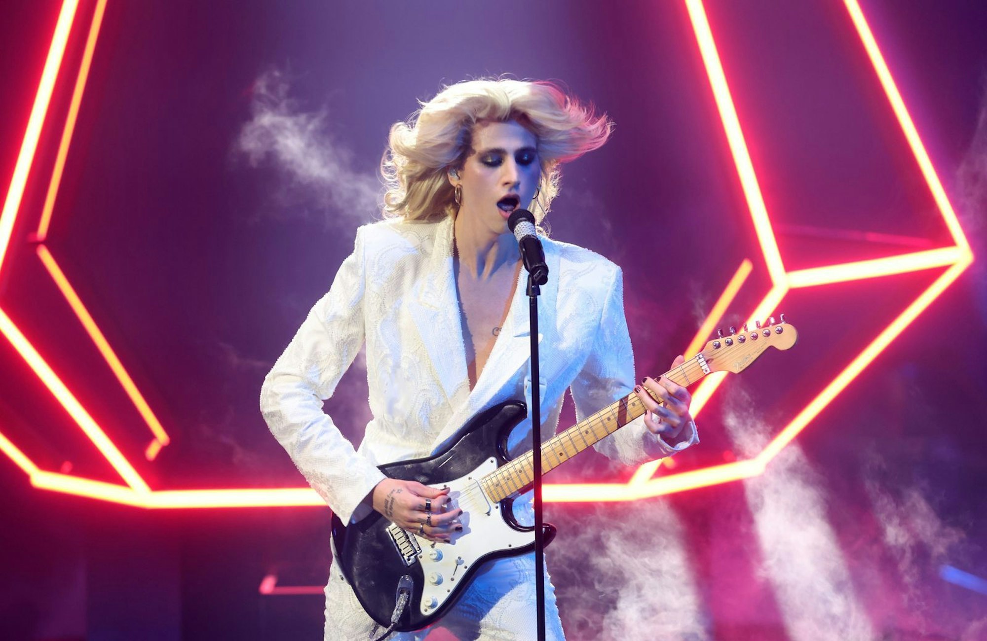 Der Liechtensteiner Wavvyboi (27) ließ es mit „Black Glitter“ und dramatischem Gitarrenpop krachen. (Bild: 2026 Getty Images/Adam Berry)