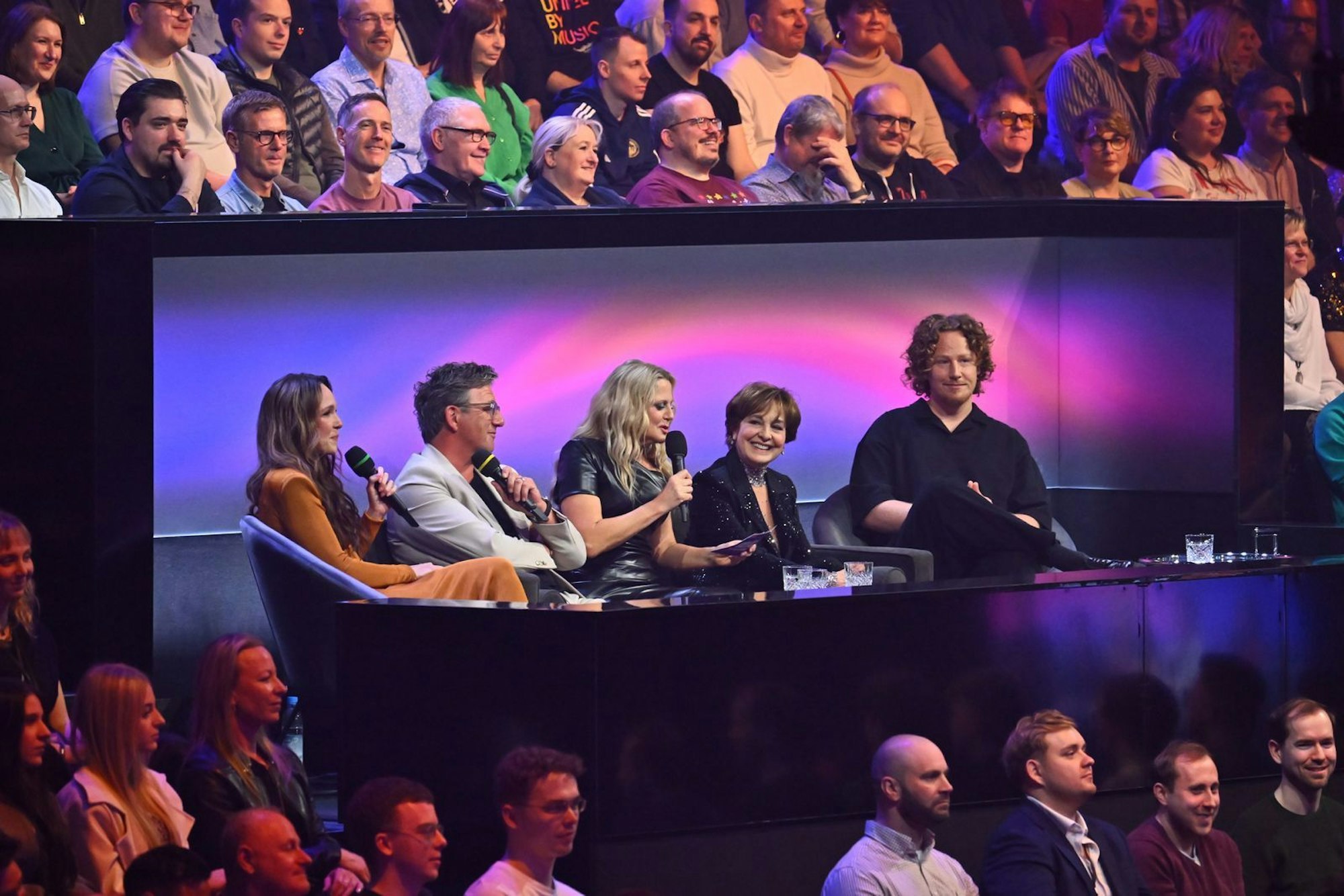 Mit ihren Gästen Carolin Kebekus (links), Hans Sigl (Zweiter von links), Paola Felix (Vierte von links) und Michael Schulte plauderte Schöneberger auf der Talk-Couch. (Bild: ARD/SWR/Claudius Pflug)
