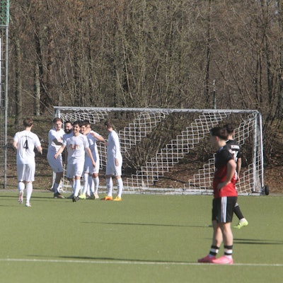 Zu früh gefreut: Der 1. FC Niederkassel II bejubelt den „Blitzstart“, geht am Ende aber leer aus.