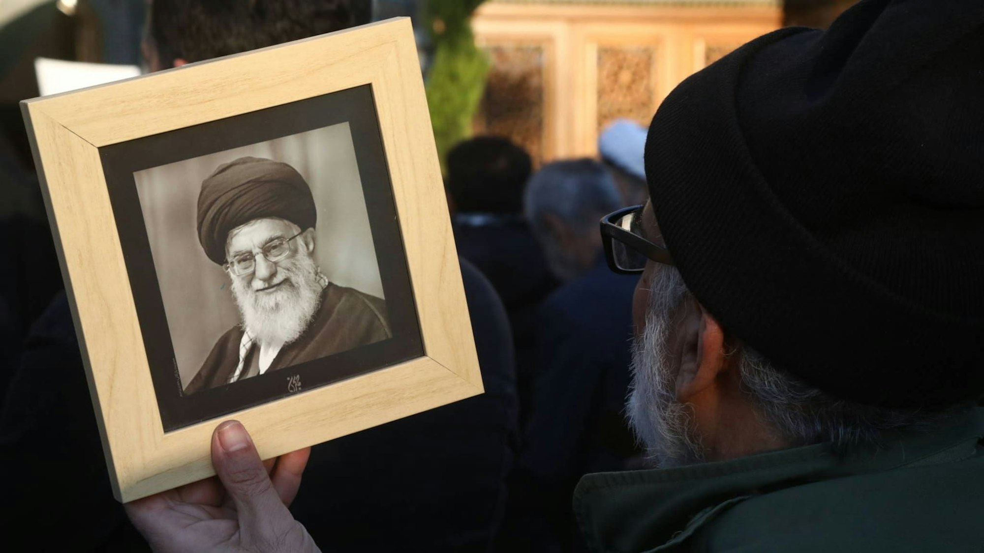 Ein Mann mit dem Bild des toten Ali Chamenei. /Fatemeh Bahrami