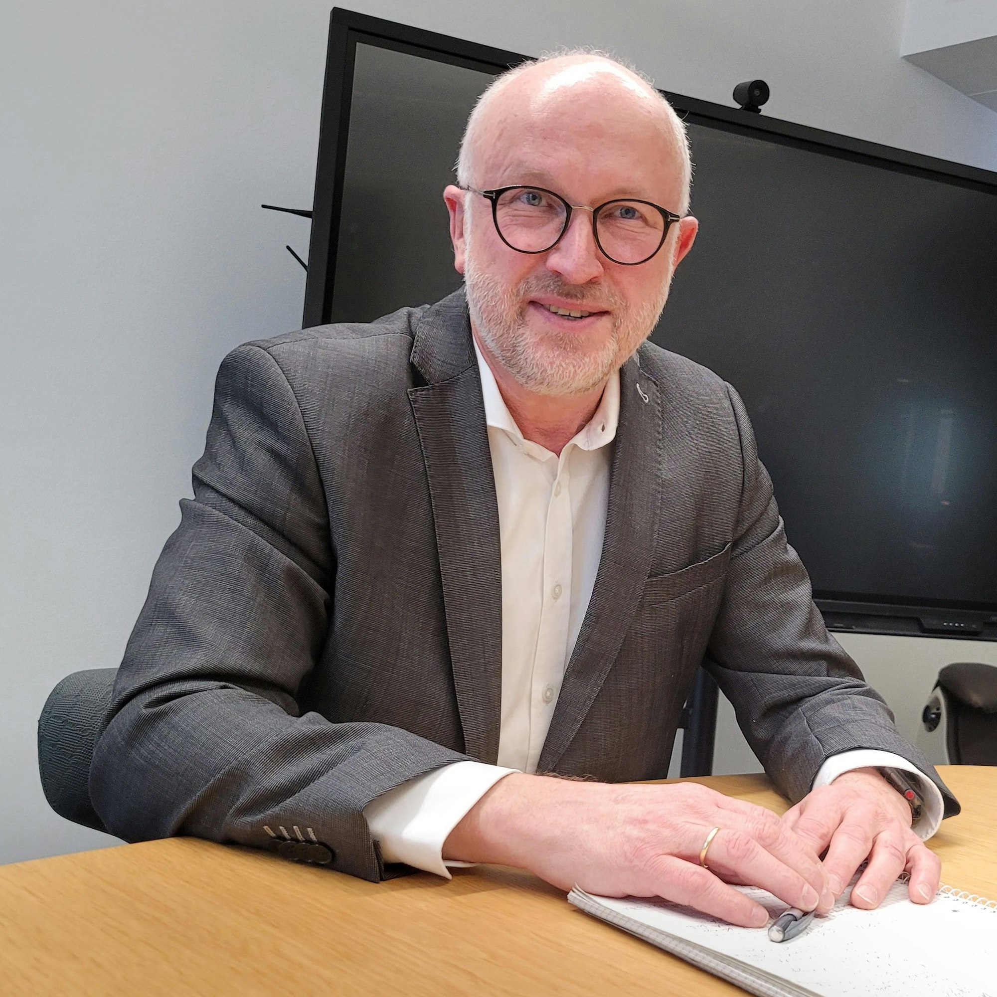 Ein Mann schaut in die Kamera.