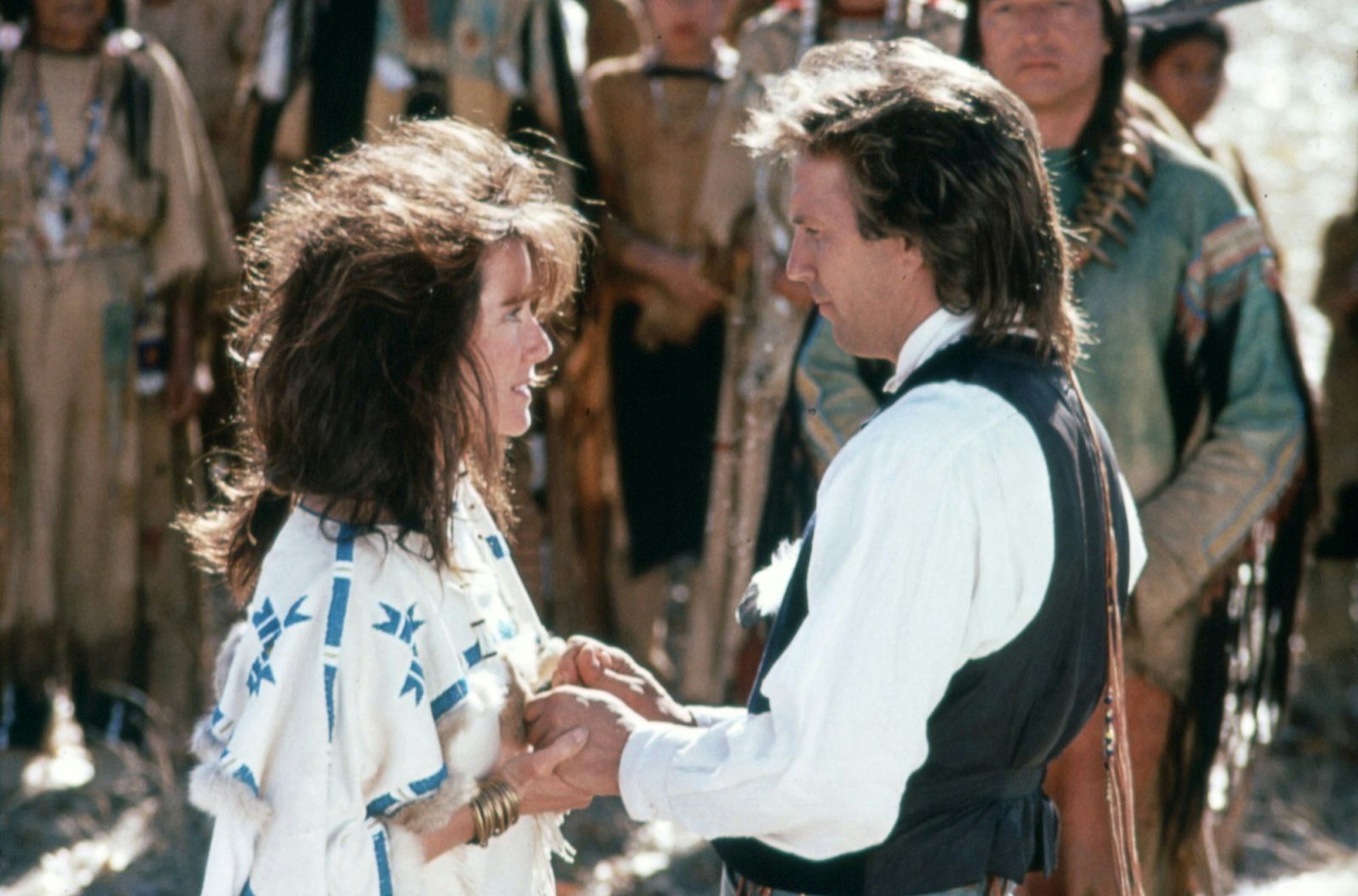 Leutnant John J. Dunbar (Kevin Costner) verliebt sich in „Steht mit einer Faust“ (Mary McDonnell). (Bild: ARD Degeto / Dances With Wolves Productions)