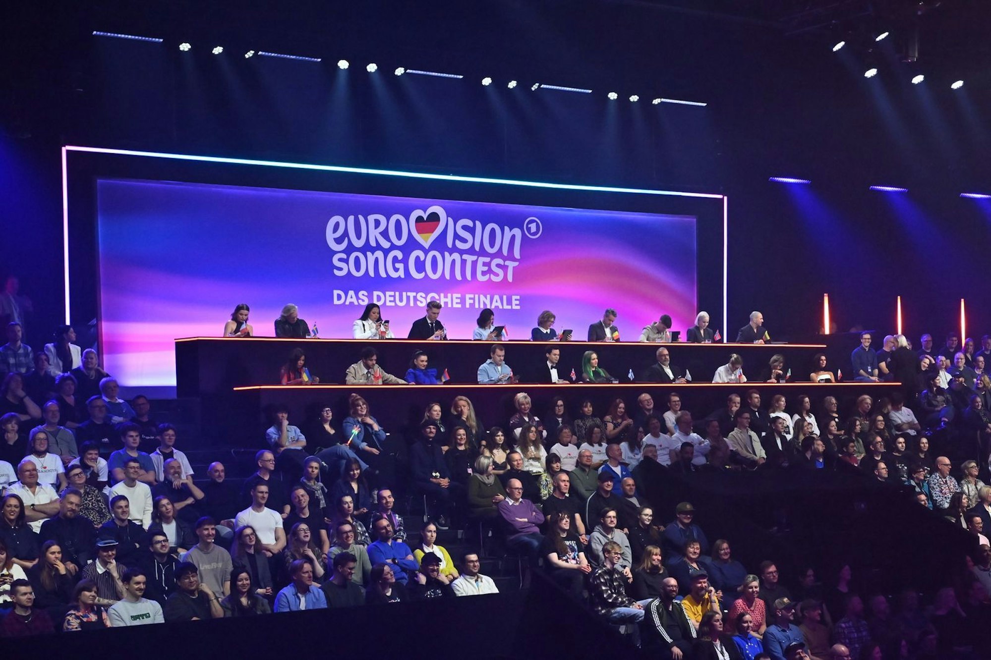 Eine 20-köpfige internationale Jury aus ESC-Experten entschied nach den neun Live-Auftritten der Acts, welche drei sich im Finale dem Telefonvoting der Fans stellen durften. (Bild: ARD/SWR/Claudius Pflug)