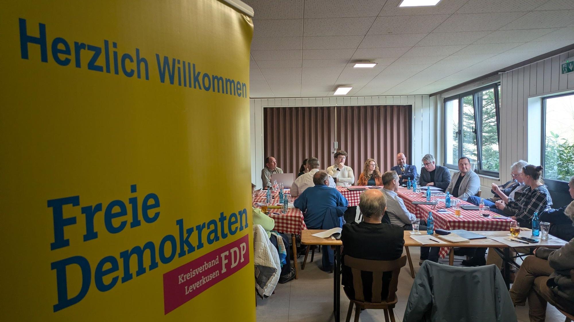 Der Kreisverband der FDP Leverkusen tagt in einem Versammlungssaal.