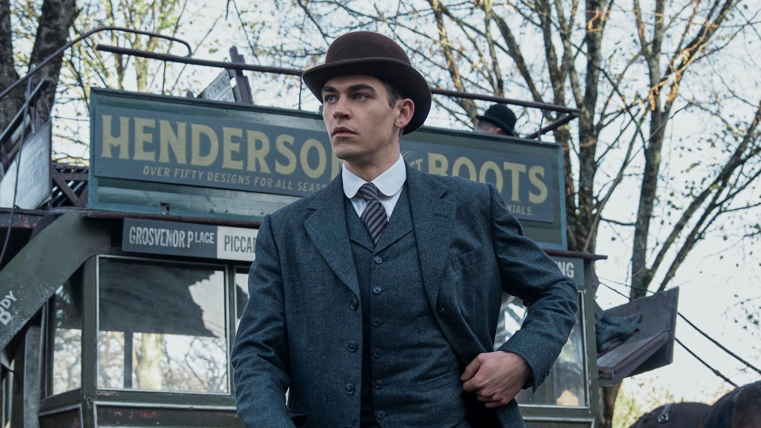 Sherlock Holmes (Hero Fiennes Tiffin) studiert in Oxford. Doch schon bald gehört seine Aufmerksamkeit nicht länger den Vorlesungen. (Bild: Amazon Content Services LLC)