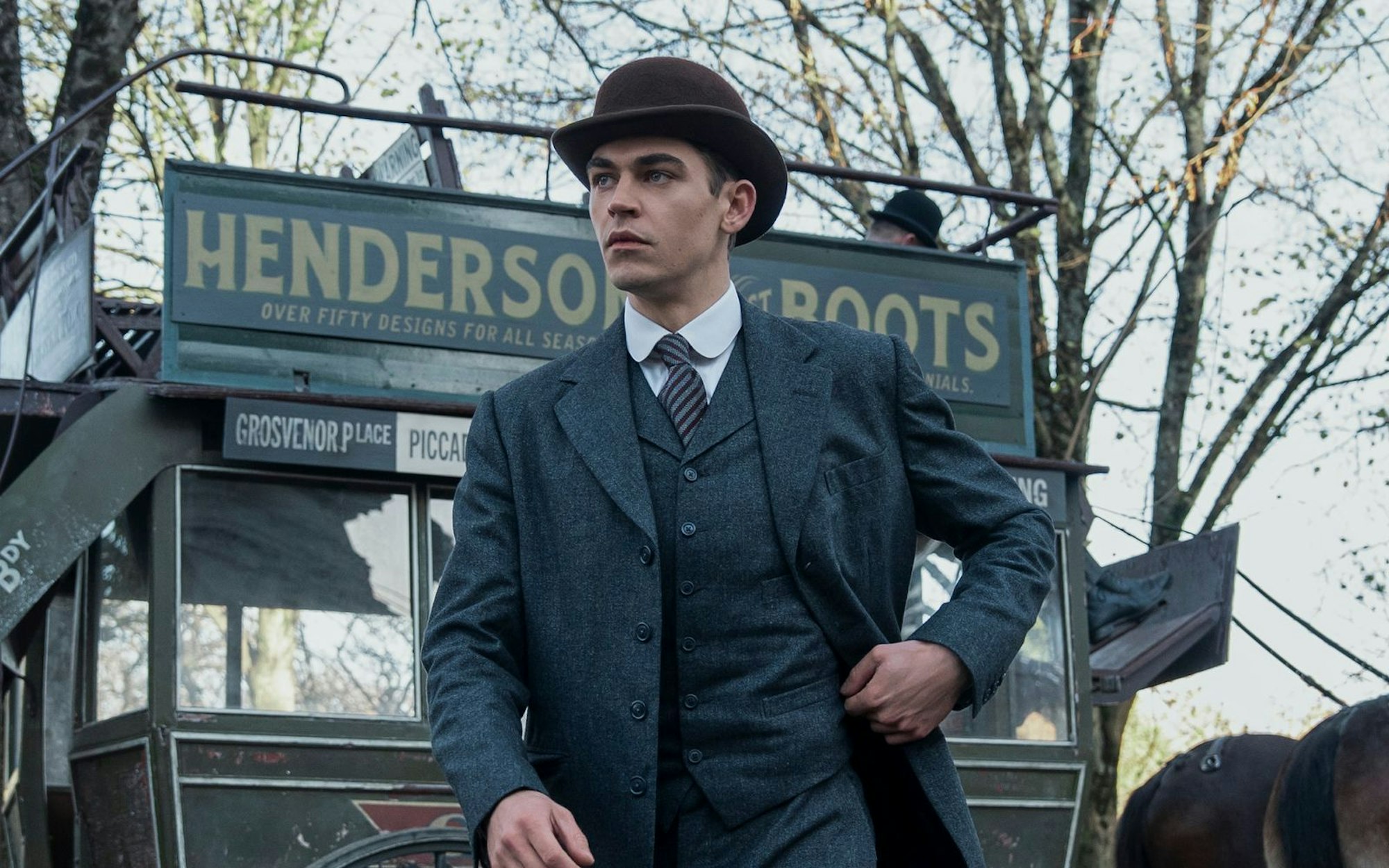 Sherlock Holmes (Hero Fiennes Tiffin) studiert in Oxford. Doch schon bald gehört seine Aufmerksamkeit nicht länger den Vorlesungen. (Bild: Amazon Content Services LLC)