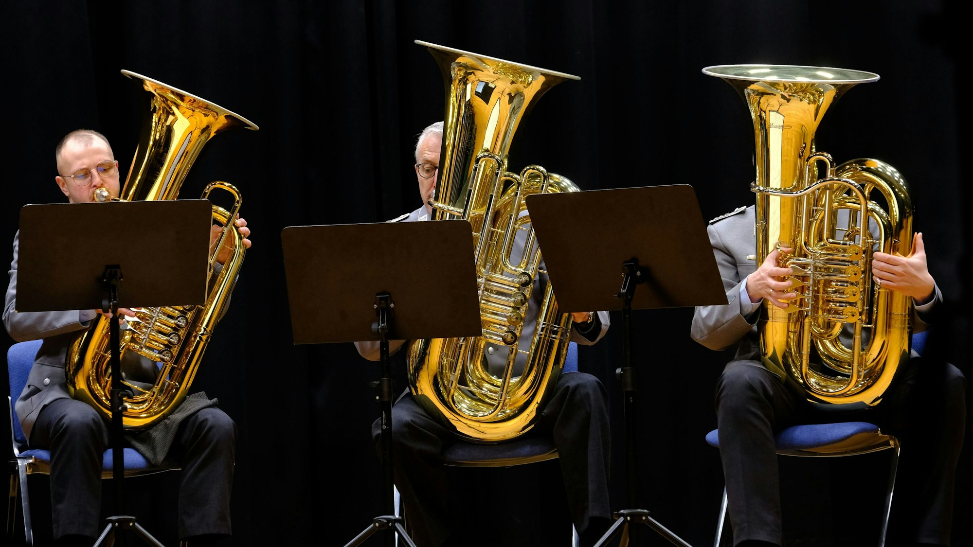 Tubisten des Tuba-Ensembles des Heeresmusikkorps Koblenz beim Auftritt in Mechernich.