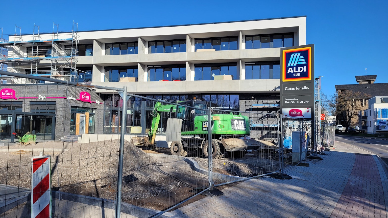 Ein Neubau, davor Baumaschinen und ein Aldi-Schild.